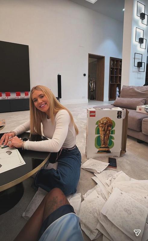  温馨时刻曝光，维尼修斯与女友携手拼装欧冠奖杯乐高；梦想在指尖延续 娱乐新闻