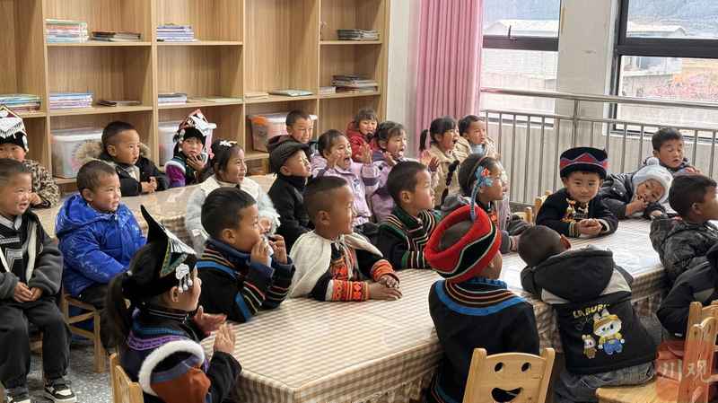  大凉山孩子自信歌唱；普通话打开广阔天地；法律草案写入国家推动。 教育招生