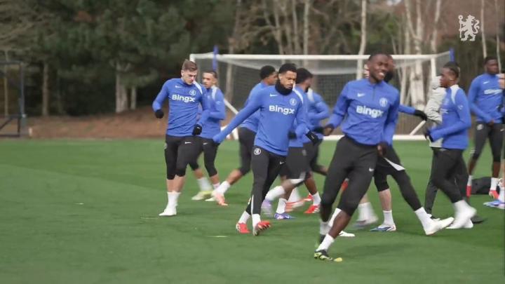  从伤痛中站起，科尔威尔用坚持点亮回归之路；蓝军后卫的故事感动人心。 情感心理