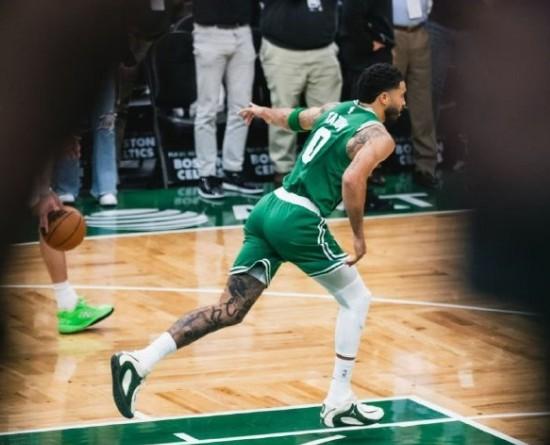  从伤痛到重生；塔图姆298天涅槃，首秀全面数据助绿军大捷。 体育新闻