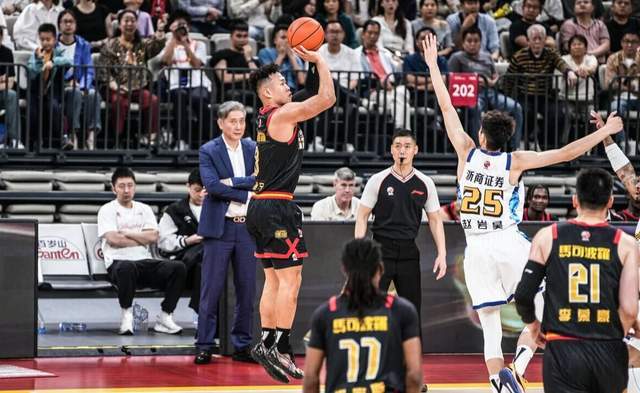  职业赛场的隐秘逻辑：贺希宁现象背后的价值重构 体育新闻