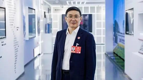 全国人大代表、隆基绿能董事长钟宝申:以技术质量标准为抓手,规范光伏行业竞争秩序丨两会声音 新闻