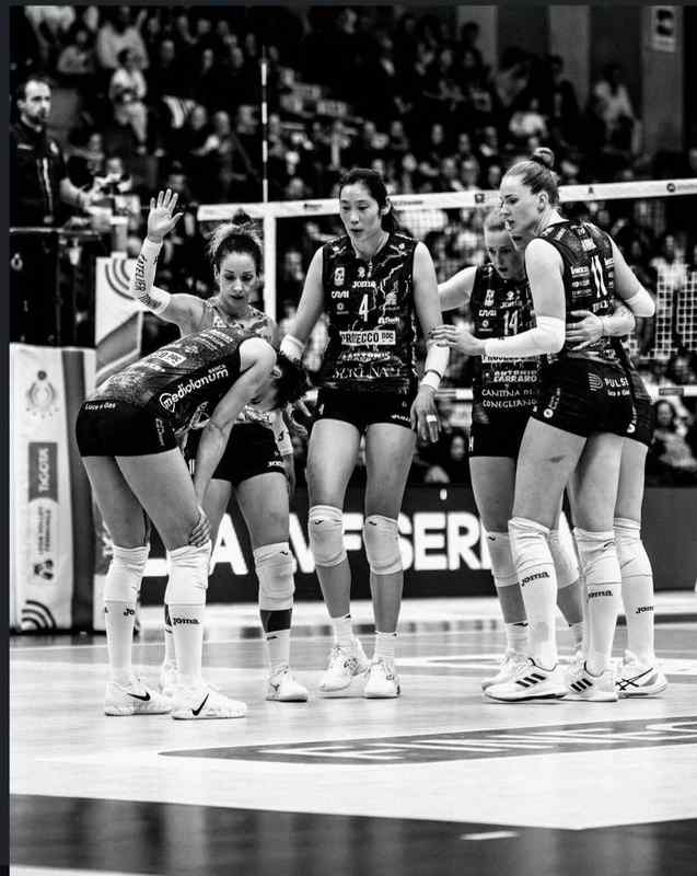 关于朱婷和加比在赛场相撞的伤情通报:左侧肋部意外撞击 没有骨折 新闻