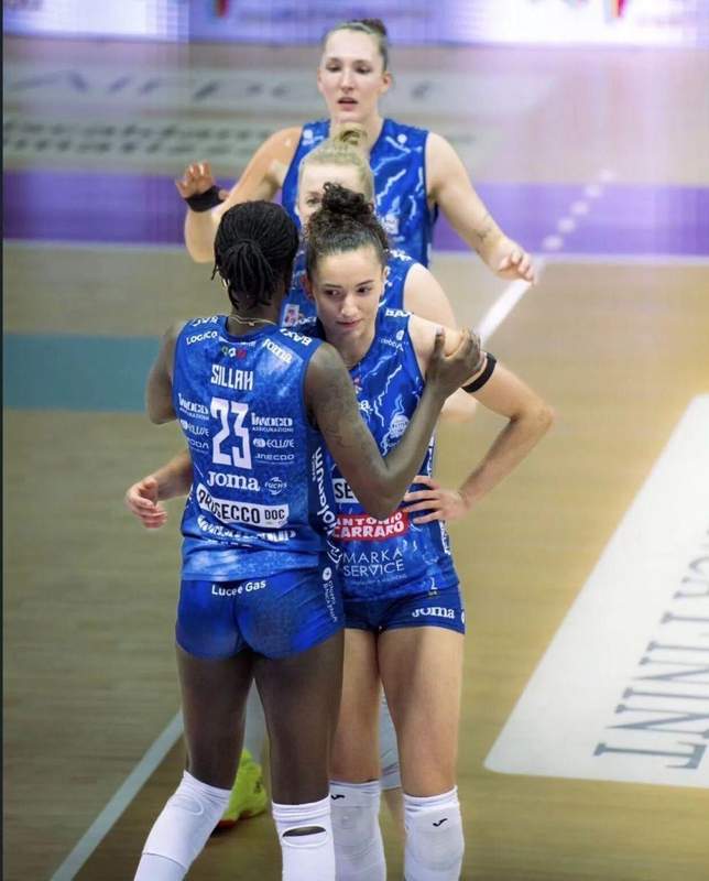 关于朱婷和加比在赛场相撞的伤情通报:左侧肋部意外撞击 没有骨折 新闻