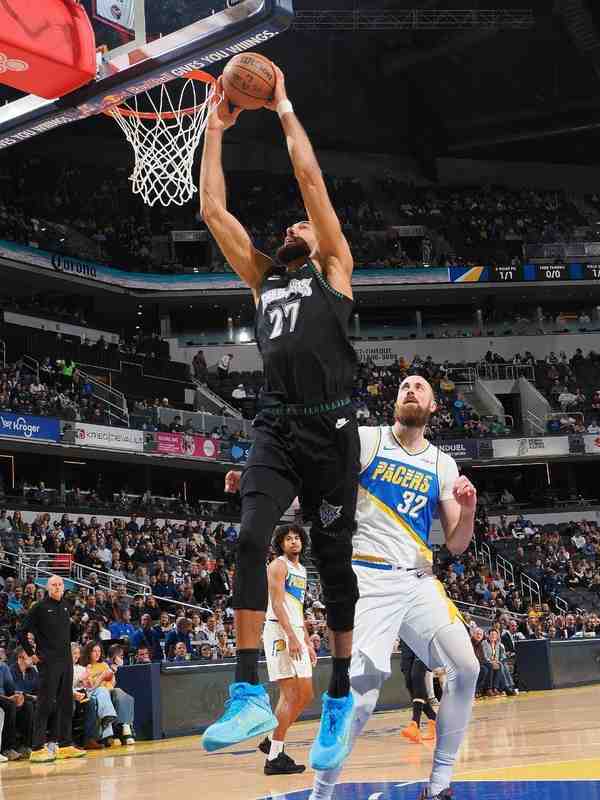  数据拆解下的统治力：森林狼横扫步行者背后的战术逻辑 体育新闻 数据拆解下的统治力：森林狼横扫步行者背后的战术逻辑 体育新闻