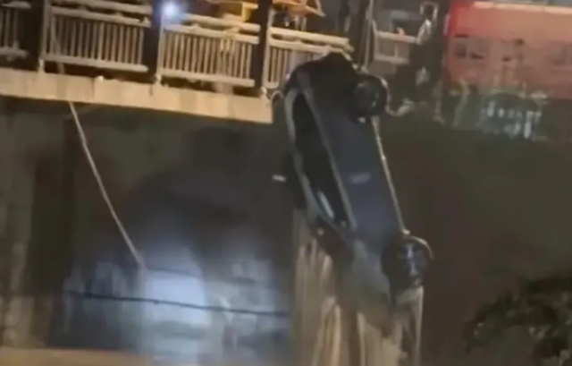  【技术深度】暴雨夜新手驾驶：五个致命环节如何叠加成一场灭门惨剧 新闻