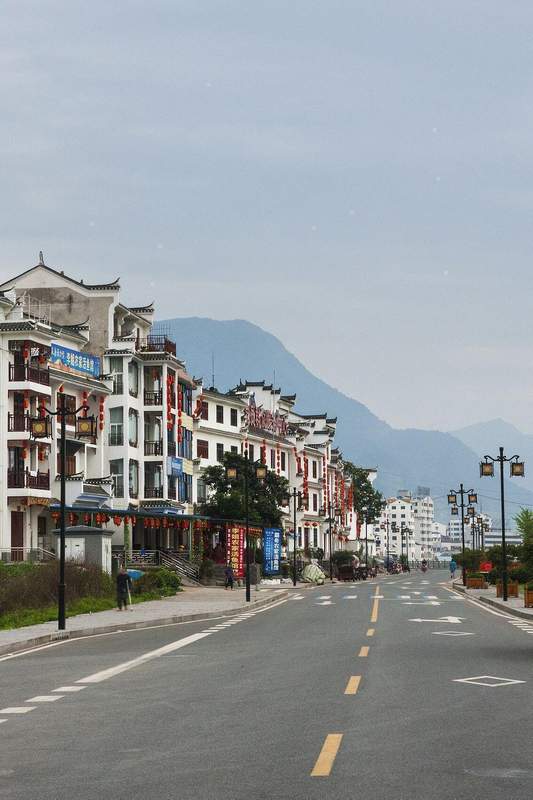  小县城的秘密：那些在外漂泊的人，究竟在养活着谁的故乡？ 情感心理